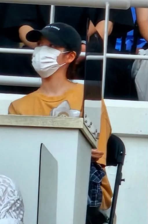 IU Attends BIGBANG's 20th Anniversary Concert With Light Stick