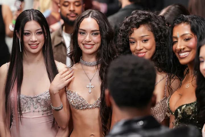 KATSEYE Tops Billboard 200 as Jennie, Stray Kids Hold Strong